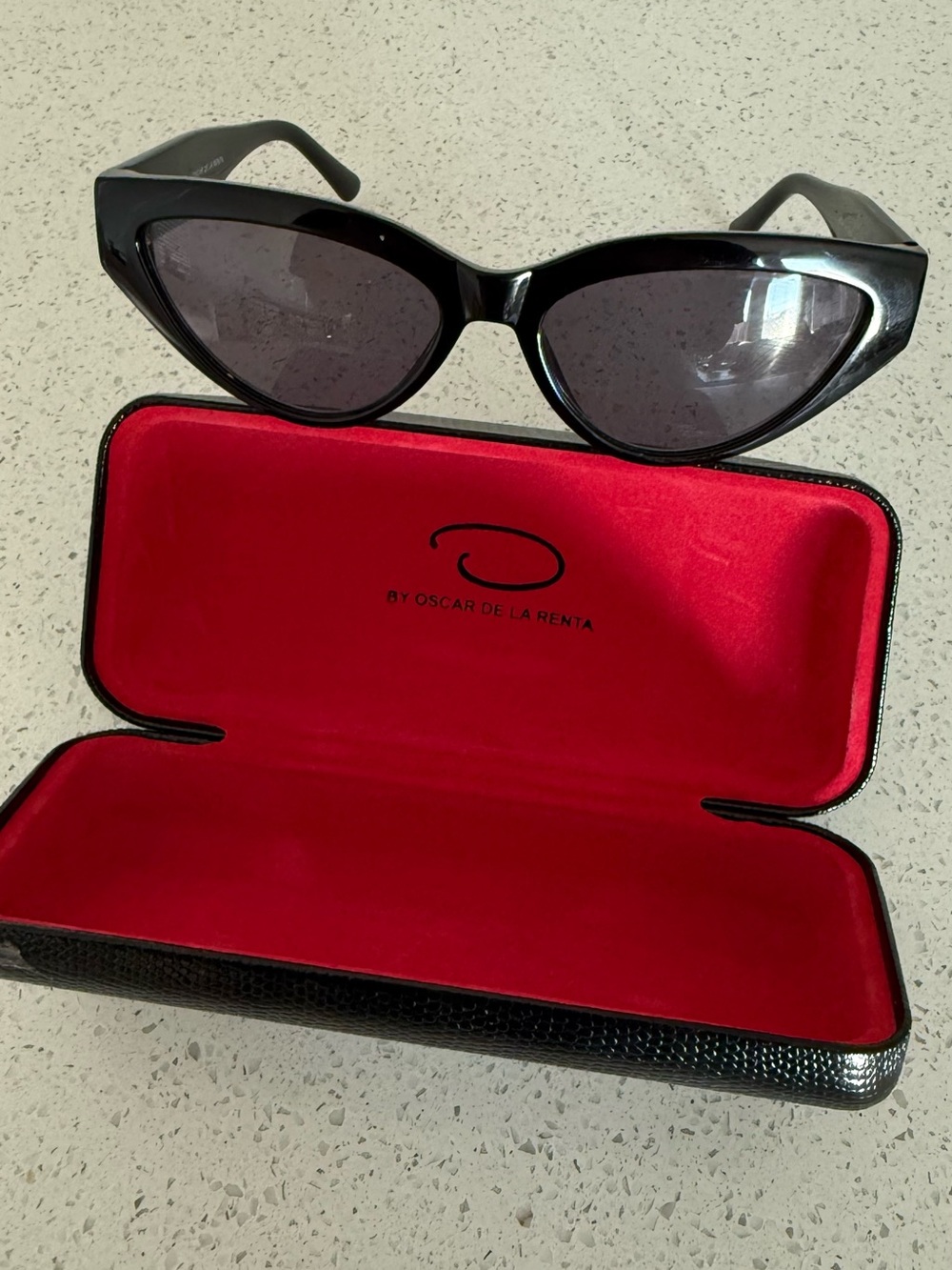 Oscar de la Renta Black Cat-Eye Sunglasses with Dark Lenses